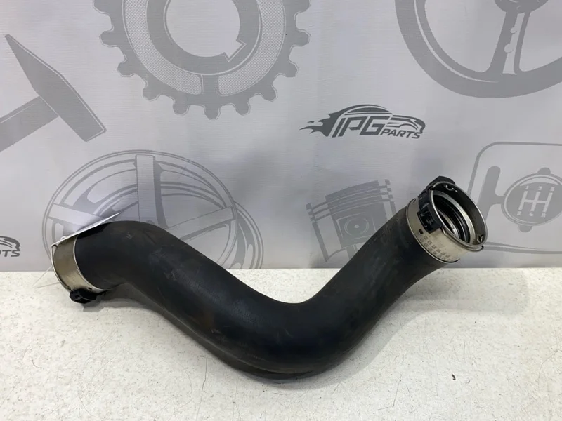 Патрубок интеркулера левый Mercedes-benz 2010 W204