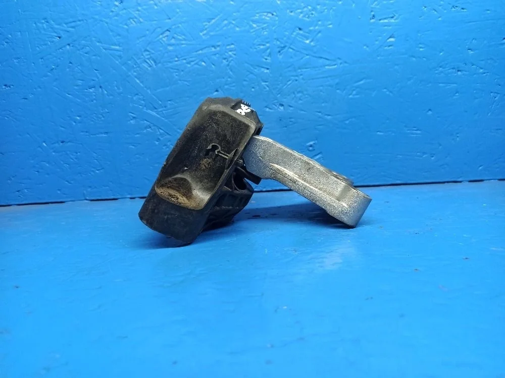 Опора двигателя правая Peugeot 301