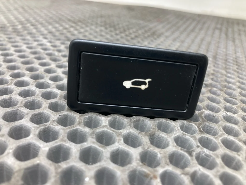 Кнопка открывания багажника Volkswagen Touareg 2011 7P