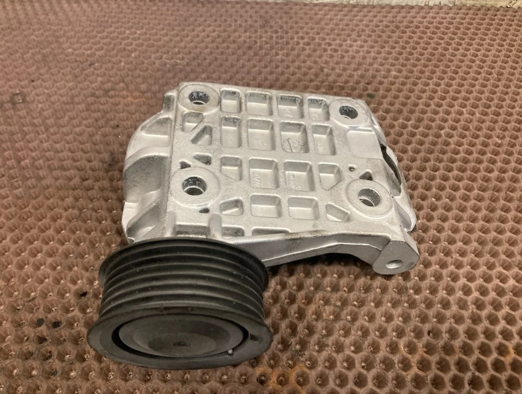 Кронштейн генератора Audi Q7 2009 4L