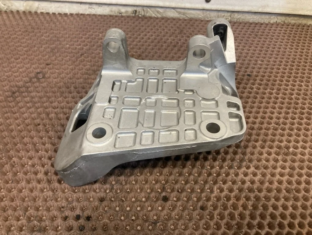 Кронштейн генератора Volkswagen Touareg 2011 7L