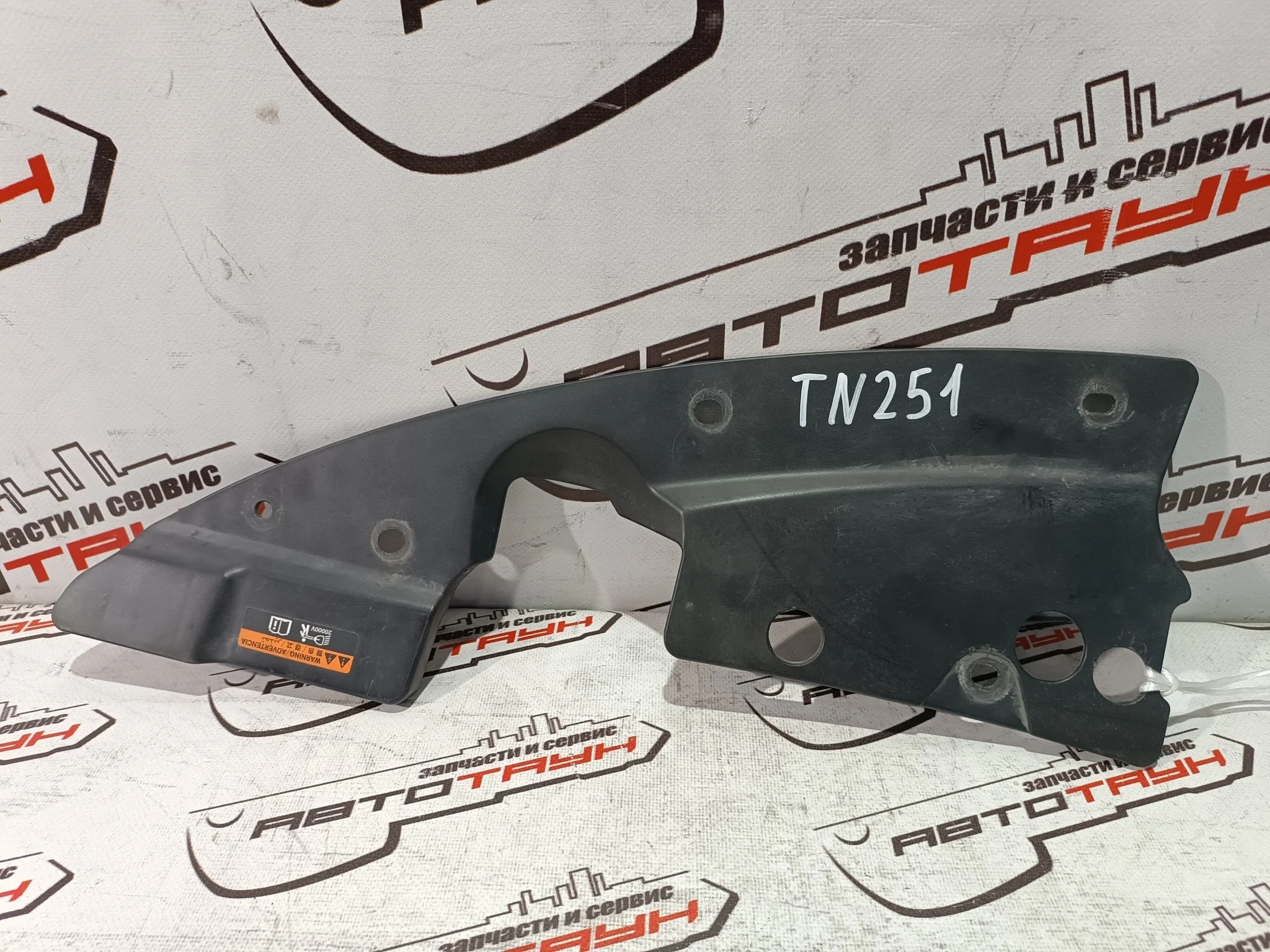 НАКЛАДКА НА ТЕЛЕВИЗОР NISSAN ЛЕВО 625811AA0A