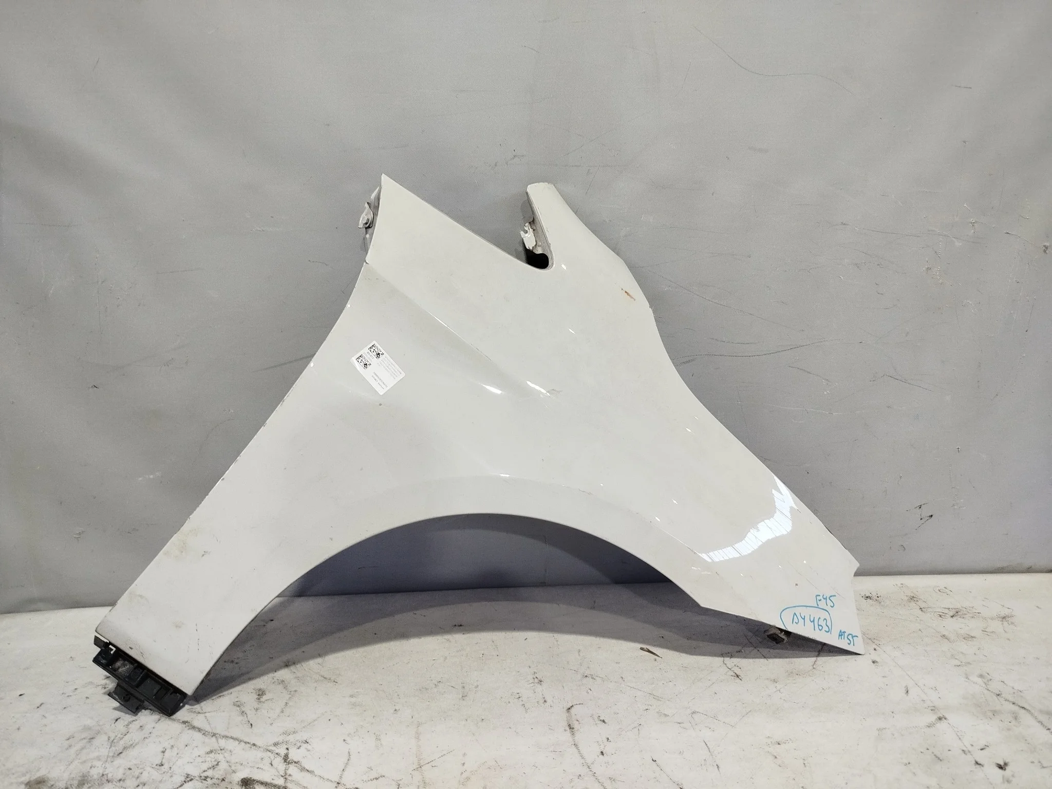 КРЫЛО BMW 41007382184 ПЕРЕД ПРАВО белый DY463