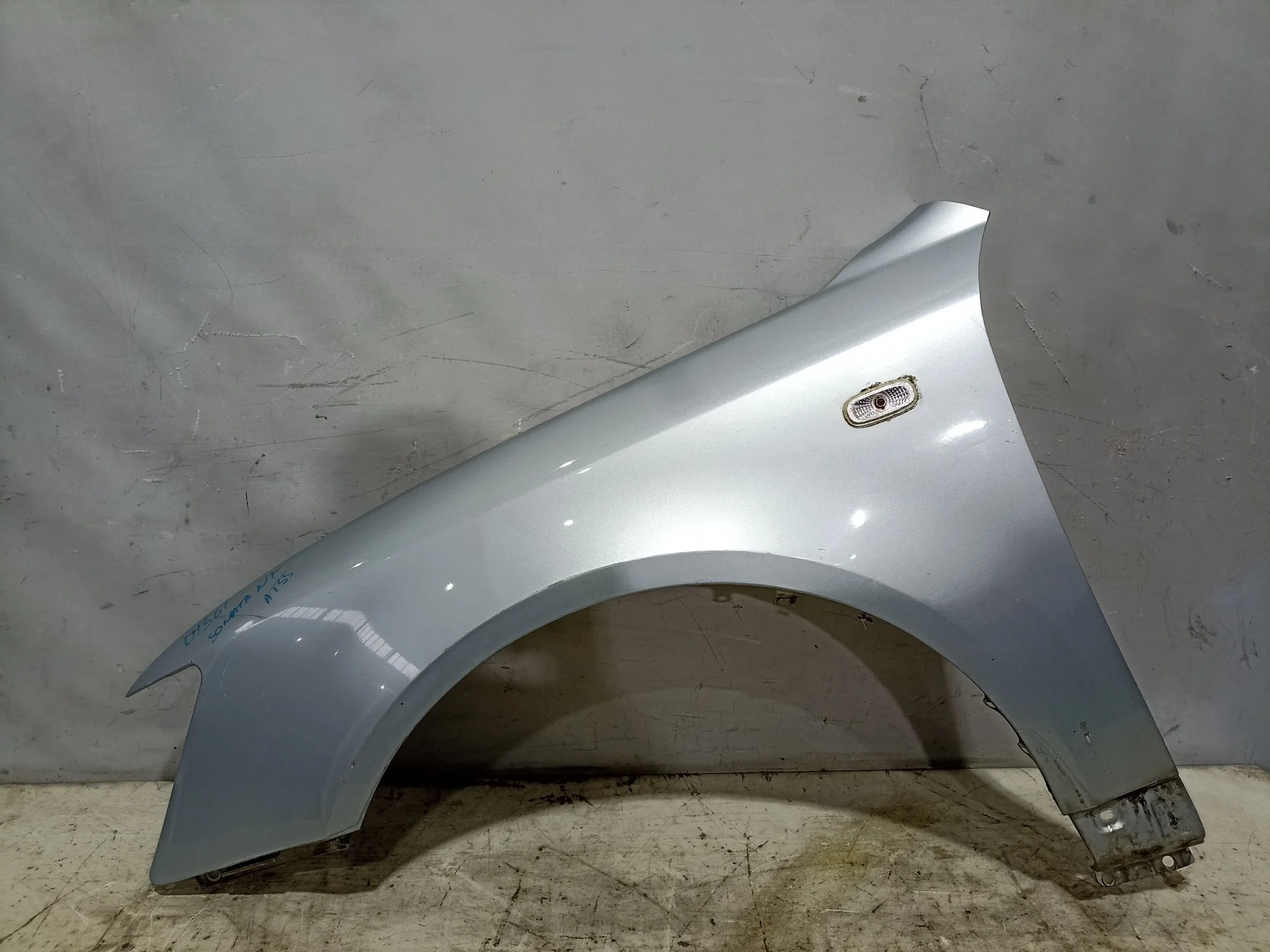 КРЫЛО HYUNDAI SONATA NF 663103K200 ПЕРЕДНЕЕ ЛЕВОЕ серебро DY561