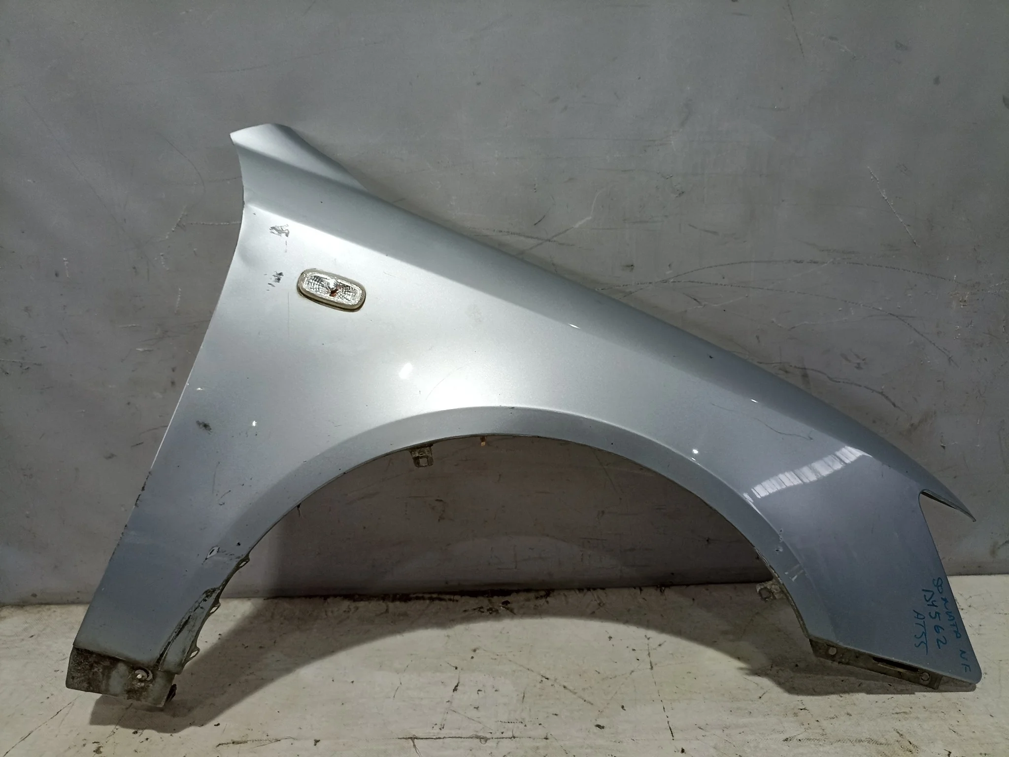 КРЫЛО HYUNDAI SONATA NF 663203K200 ПЕРЕДНЕЕ ПРАВОЕ серебро DY562