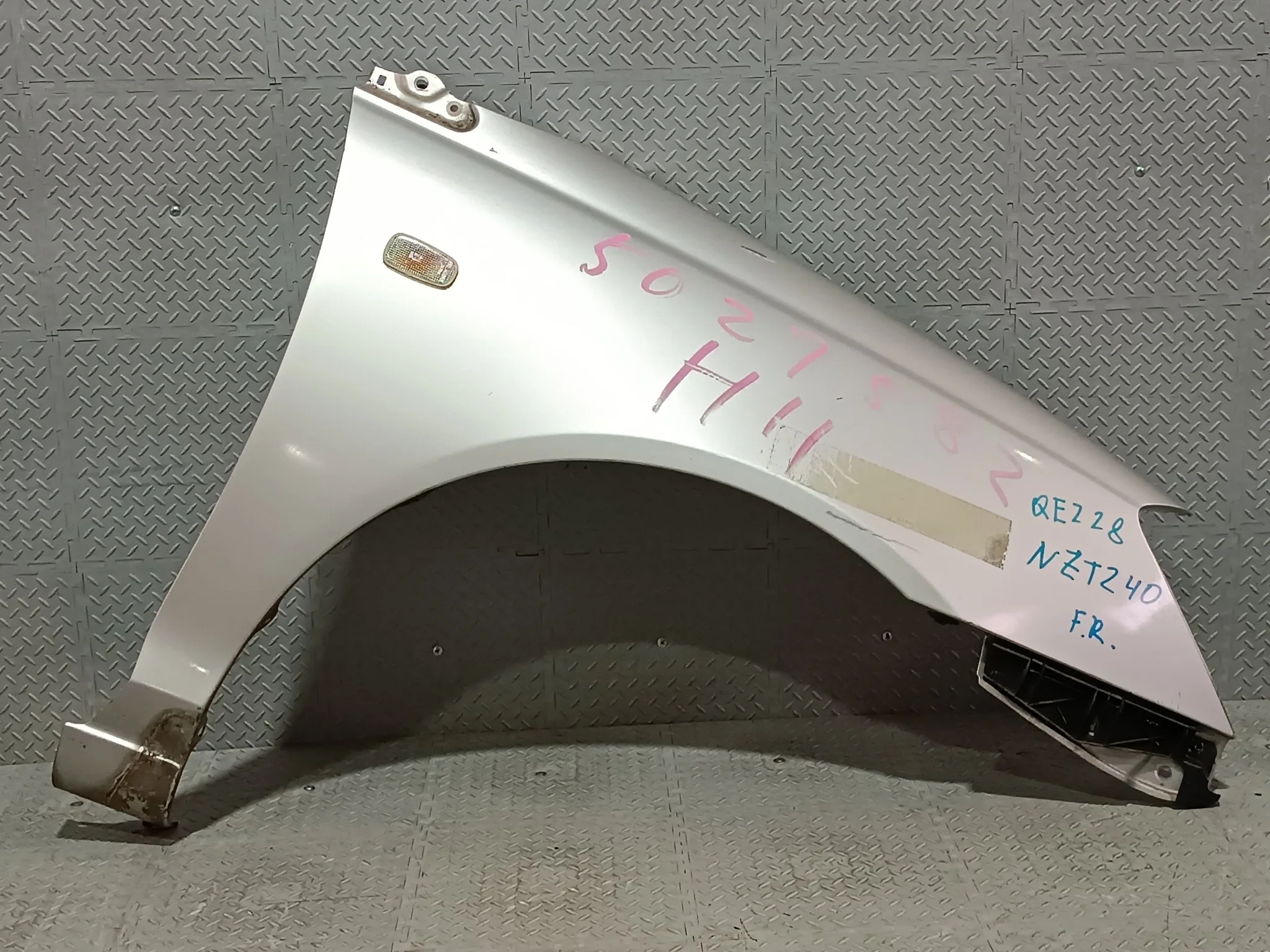 КРЫЛО TOYOTA 538112B860 ПЕРЕД ПРАВО серебро, 1C0 QE228