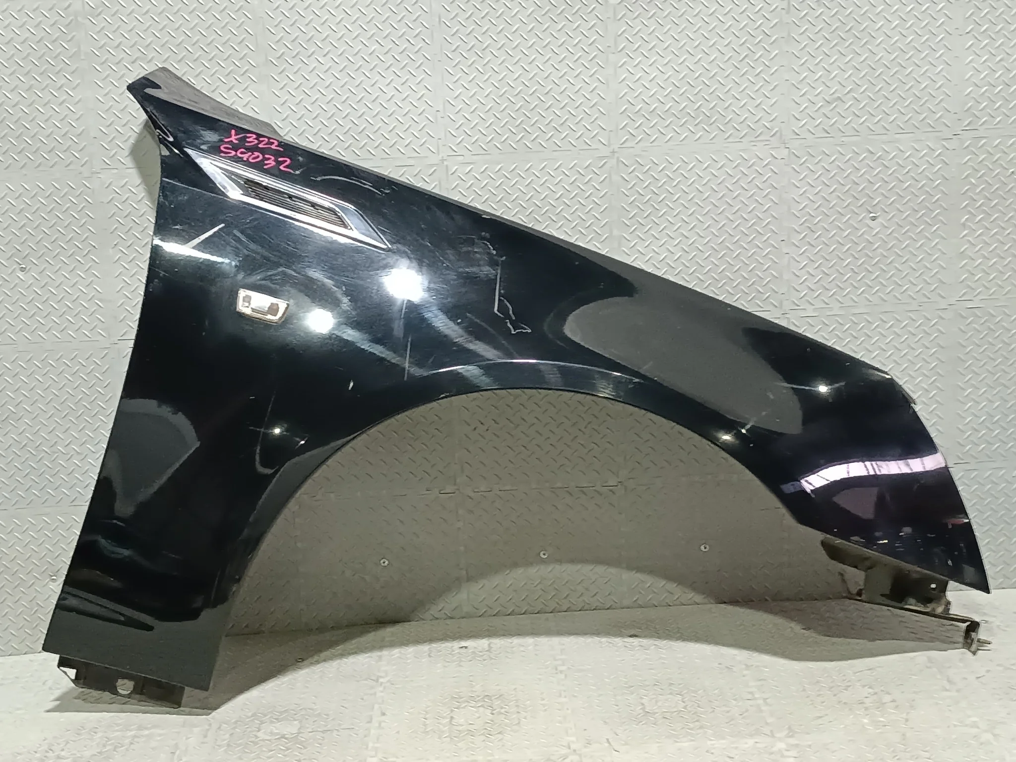 КРЫЛО CADILLAC 20851343 ПЕРЕД ПРАВО черный, GBA S4032
