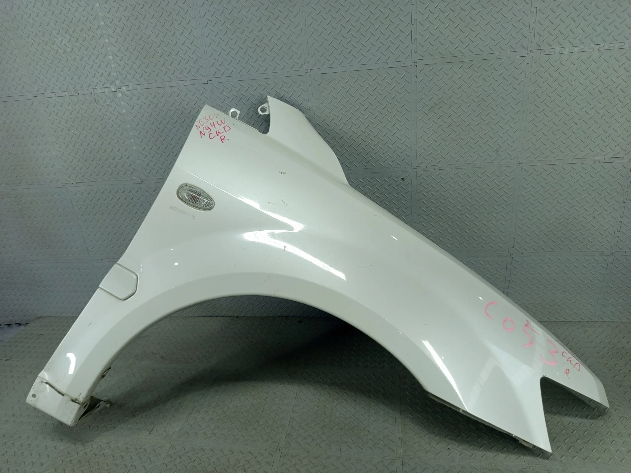 КРЫЛО MITSUBISHI CHARIOT GRANDIS SPACE WAGON N83W N84W N86W N94W N96W MR376282 ПЕРЕДНЕЕ ПРАВОЕ белый, W75 NE302