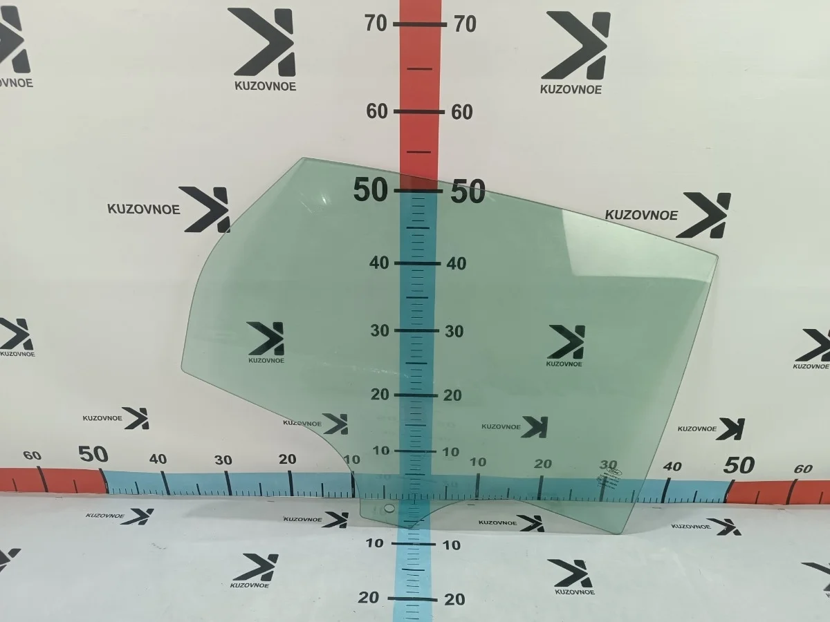 Стекло двери Ford Focus 2011 CB8