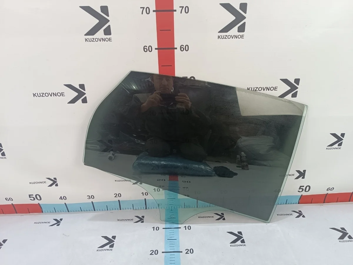 Стекло двери Ford Focus 2012 CB8