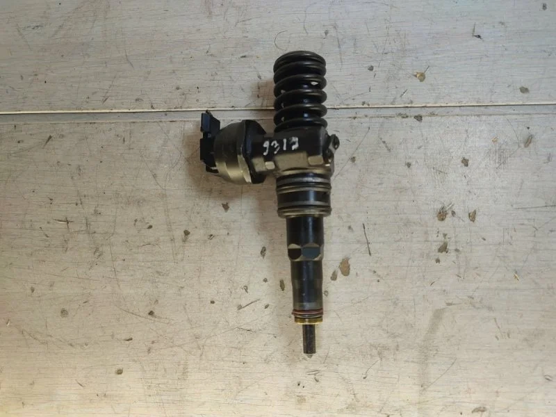 Форсунка топливная Volkswagen Passat 038130073AL B5 AVF