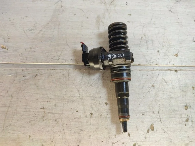 Форсунка топливная Volkswagen Passat 038130073AJ B5 AVF