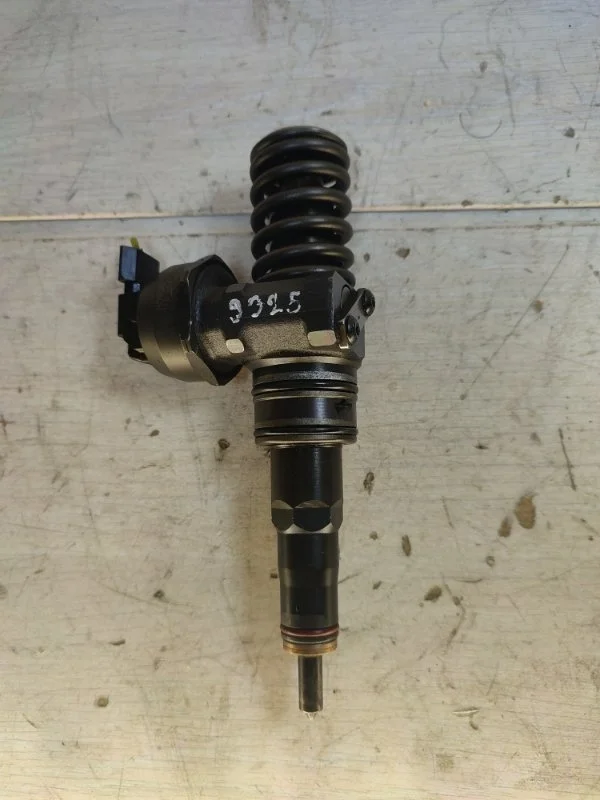 Форсунка топливная Volkswagen Passat 038130073AS B5 AVF