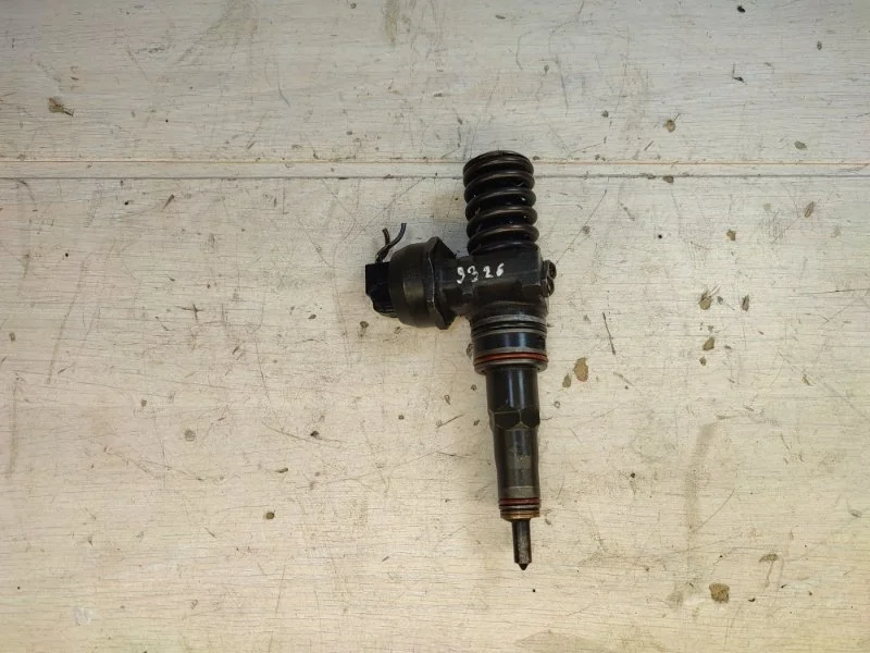 Форсунка топливная Volkswagen Passat 038130073AJ B5 AVF
