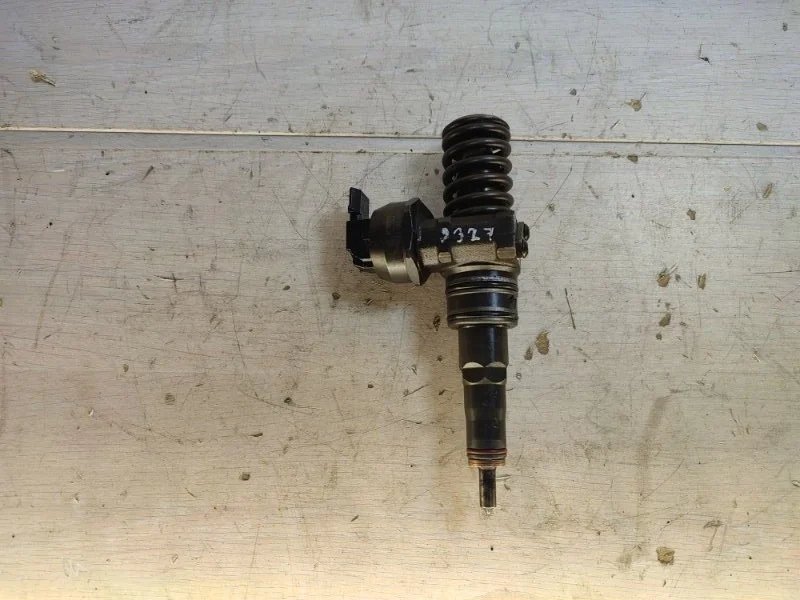 Форсунка топливная Volkswagen Passat 038130073AJ B5 AVF