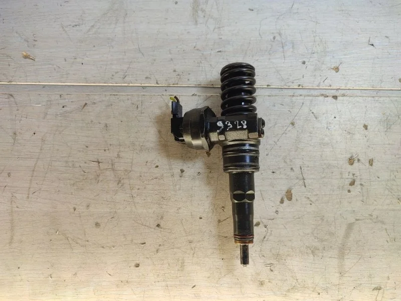 Форсунка топливная Volkswagen Passat 038130073AJ B5 AVF
