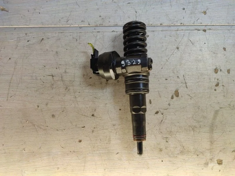 Форсунка топливная Volkswagen Passat 038130073AJ B5 AVF