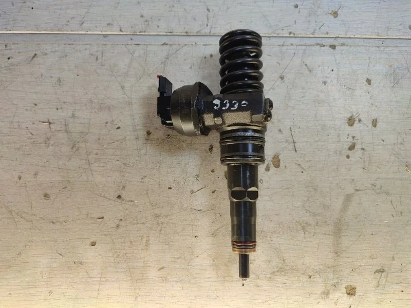 Форсунка топливная Volkswagen Passat 038130073AJ B5 AVF