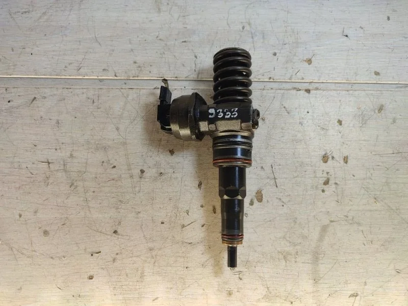 Форсунка топливная Volkswagen Passat 038130073AJ B5 AVF