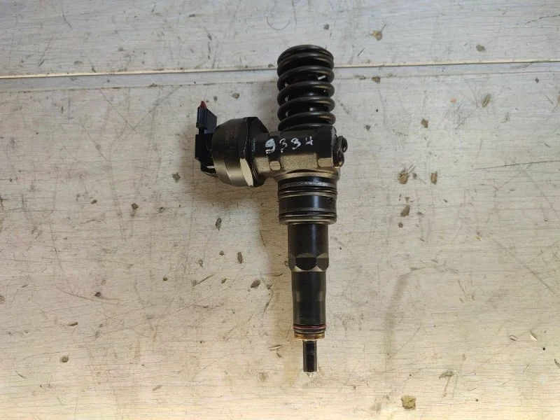 Форсунка топливная Volkswagen Passat 038130073AJ B5 AVF