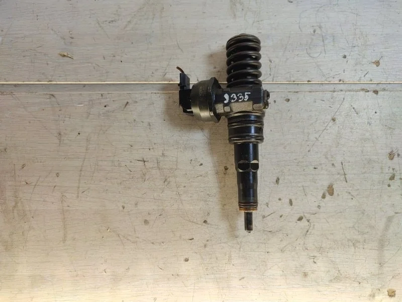 Форсунка топливная Volkswagen Passat 038130073BB B5 AVF