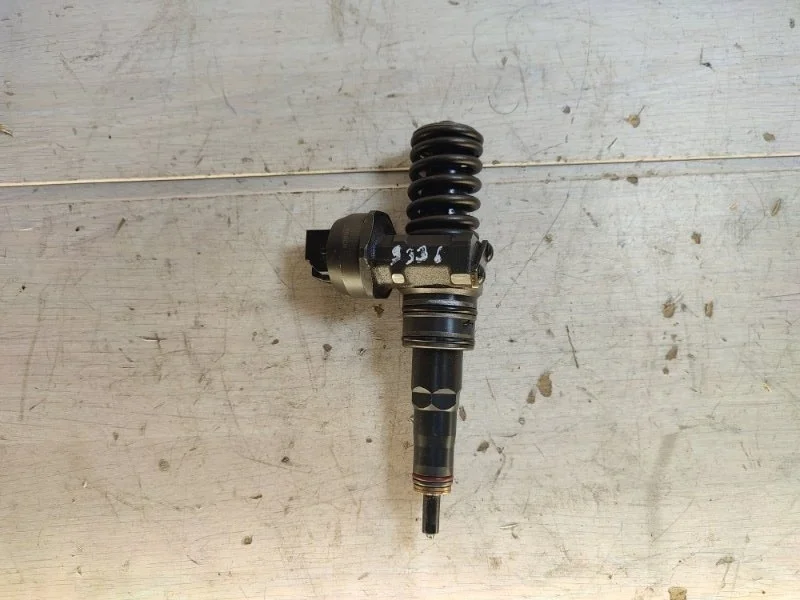 Форсунка топливная Volkswagen Passat 038130073AG B5 AVF