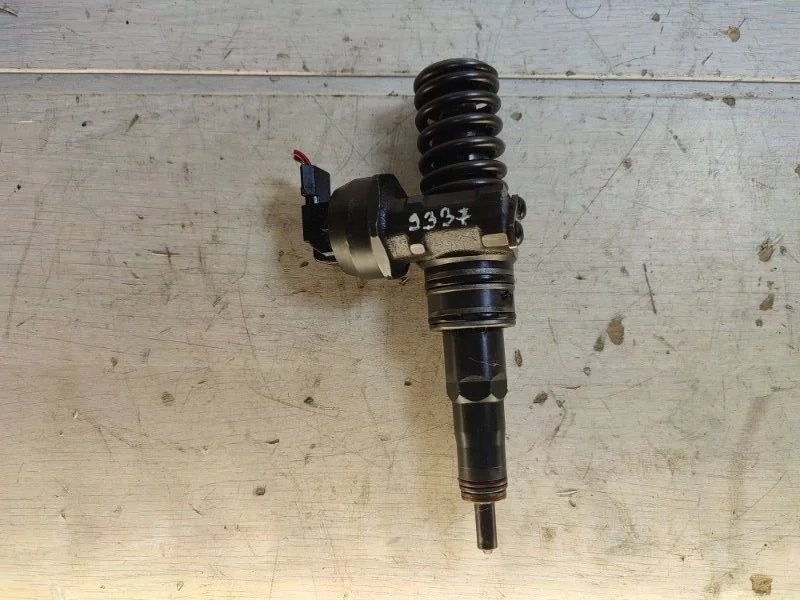 Форсунка топливная Volkswagen Passat 038130073AG B5 AVF