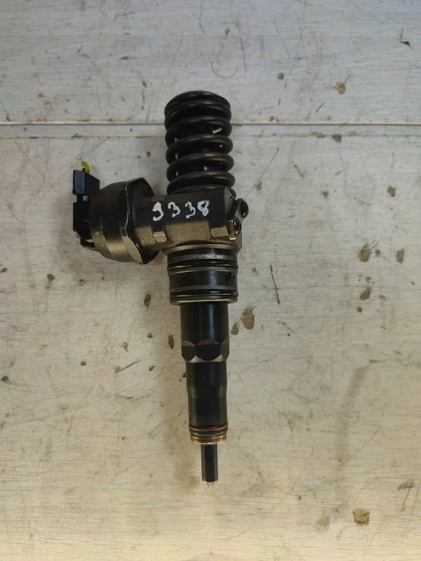Форсунка топливная Volkswagen Passat 038130073AG B5 AVF