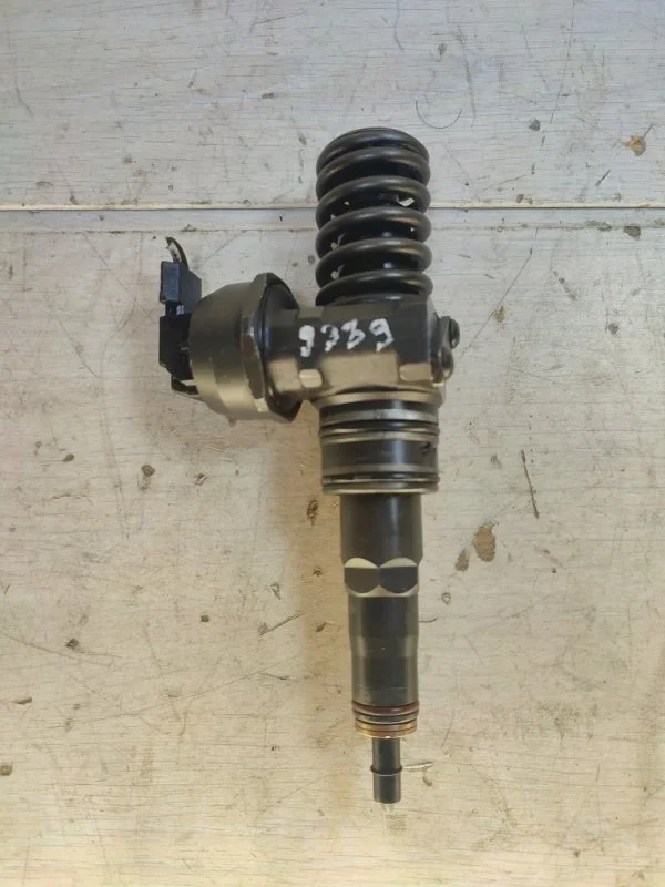 Форсунка топливная Volkswagen Passat 038130073AG B5 AVF