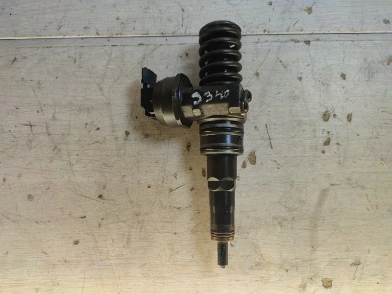 Форсунка топливная Volkswagen Passat 038130073AG B5 AVF