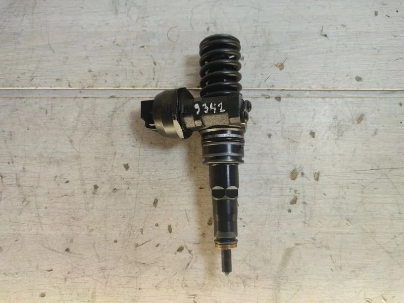 Форсунка топливная Volkswagen Passat 038130073AK B5 AVF