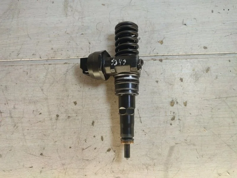 Форсунка топливная Volkswagen Passat 038130073AK B5 AVF