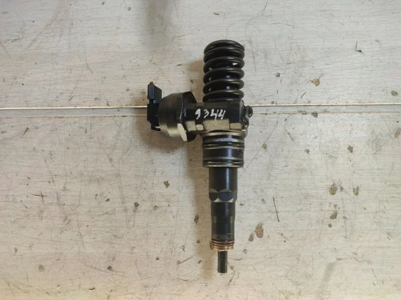 Форсунка топливная Volkswagen Passat 038130073AG B5 AVF