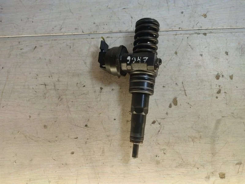 Форсунка топливная Volkswagen Passat 038130073AG B5 AVF