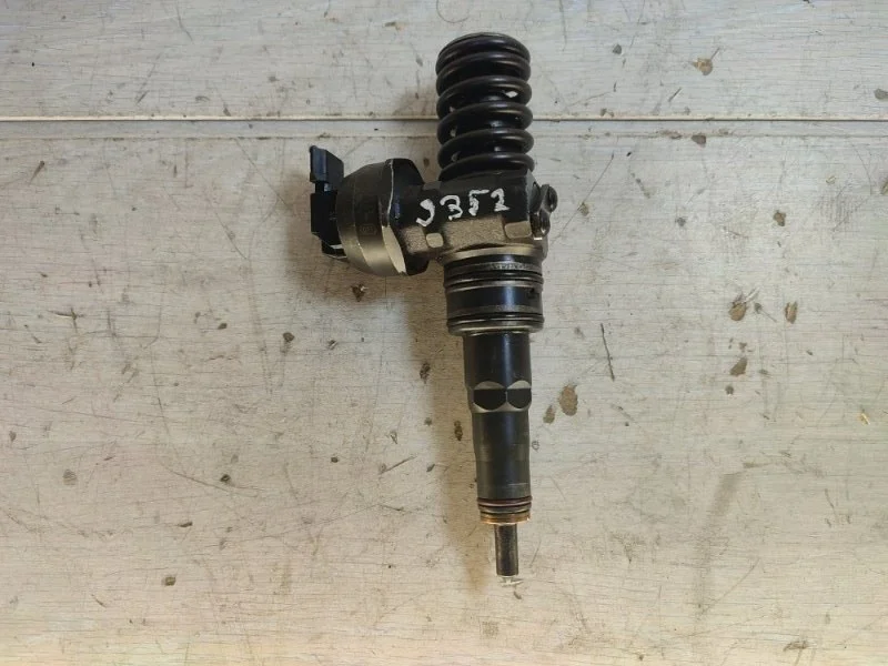 Форсунка топливная Volkswagen Passat 038130073AR B5 AVF