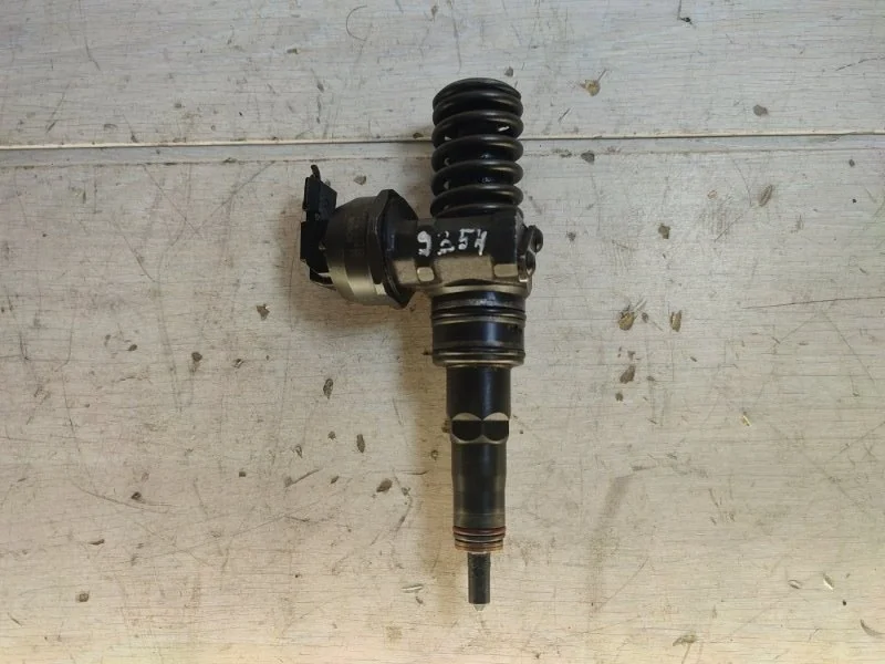 Форсунка топливная Volkswagen Caddy 038130073AL BST