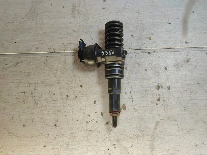 Форсунка топливная Volkswagen Caddy 038130073CX BST