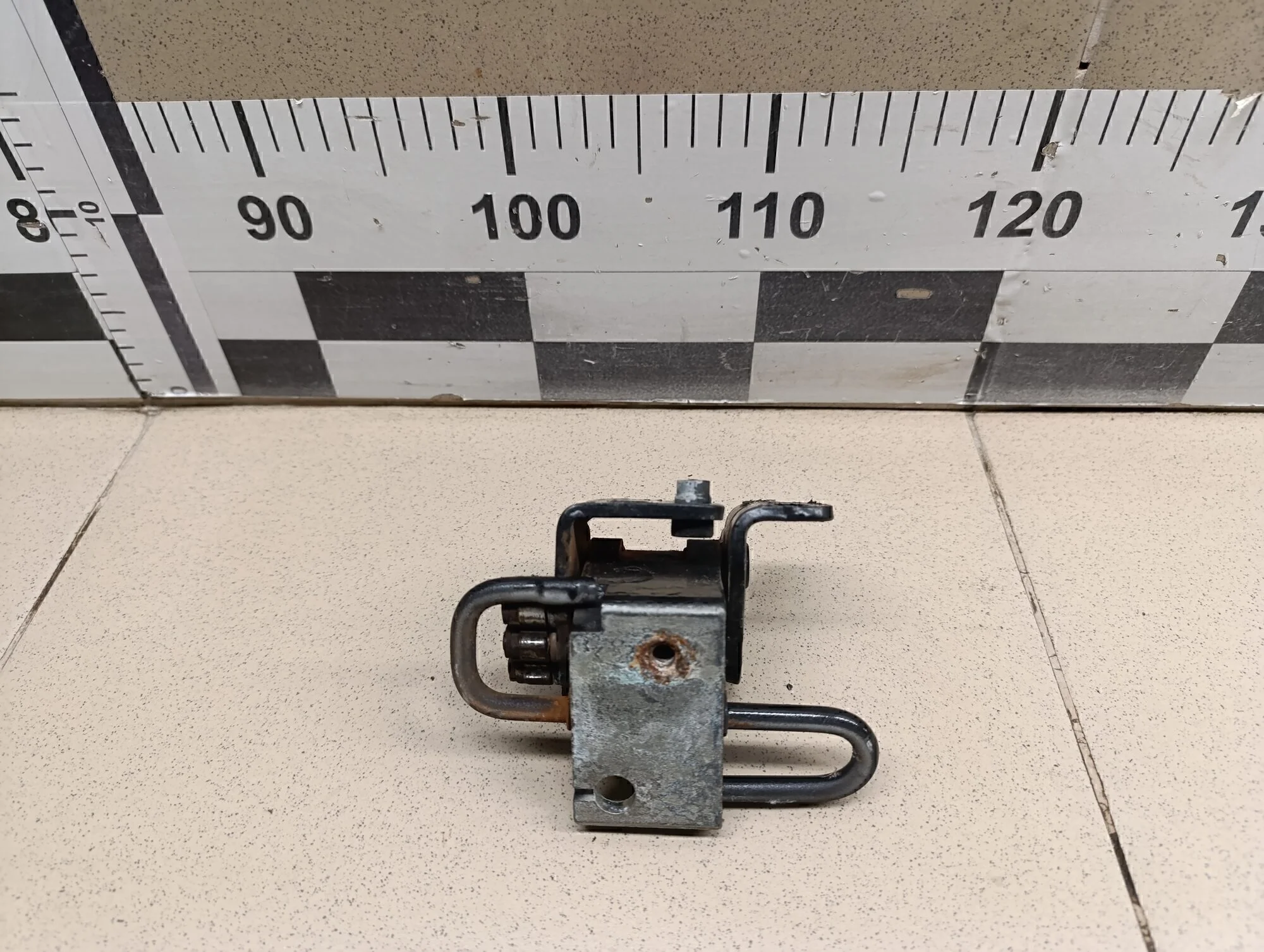 Петля двери передней левой нижняя Golf V 2003-2009