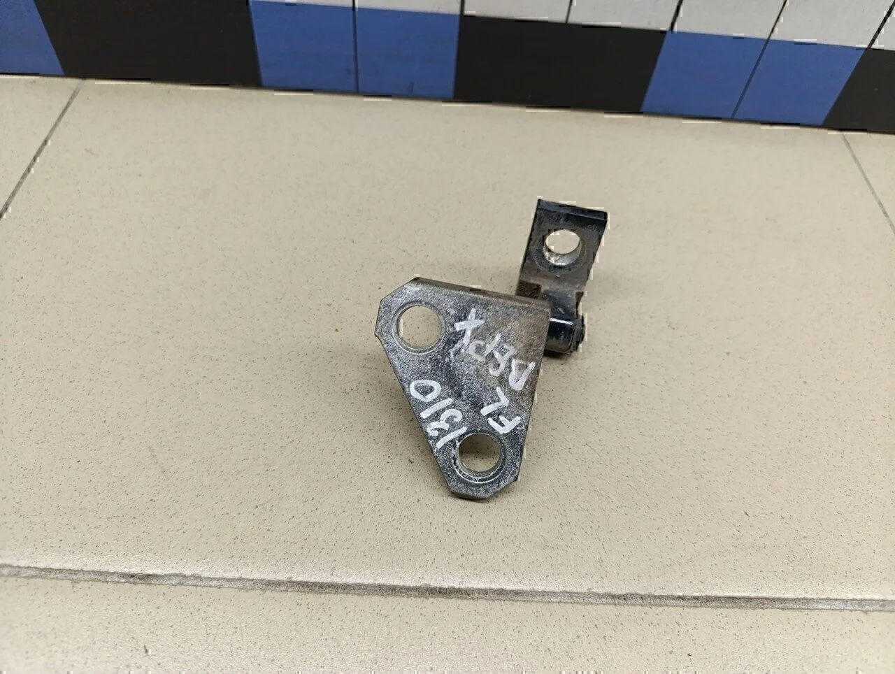 Петля двери передней левой верхняя Passat [B6] 2005-2010