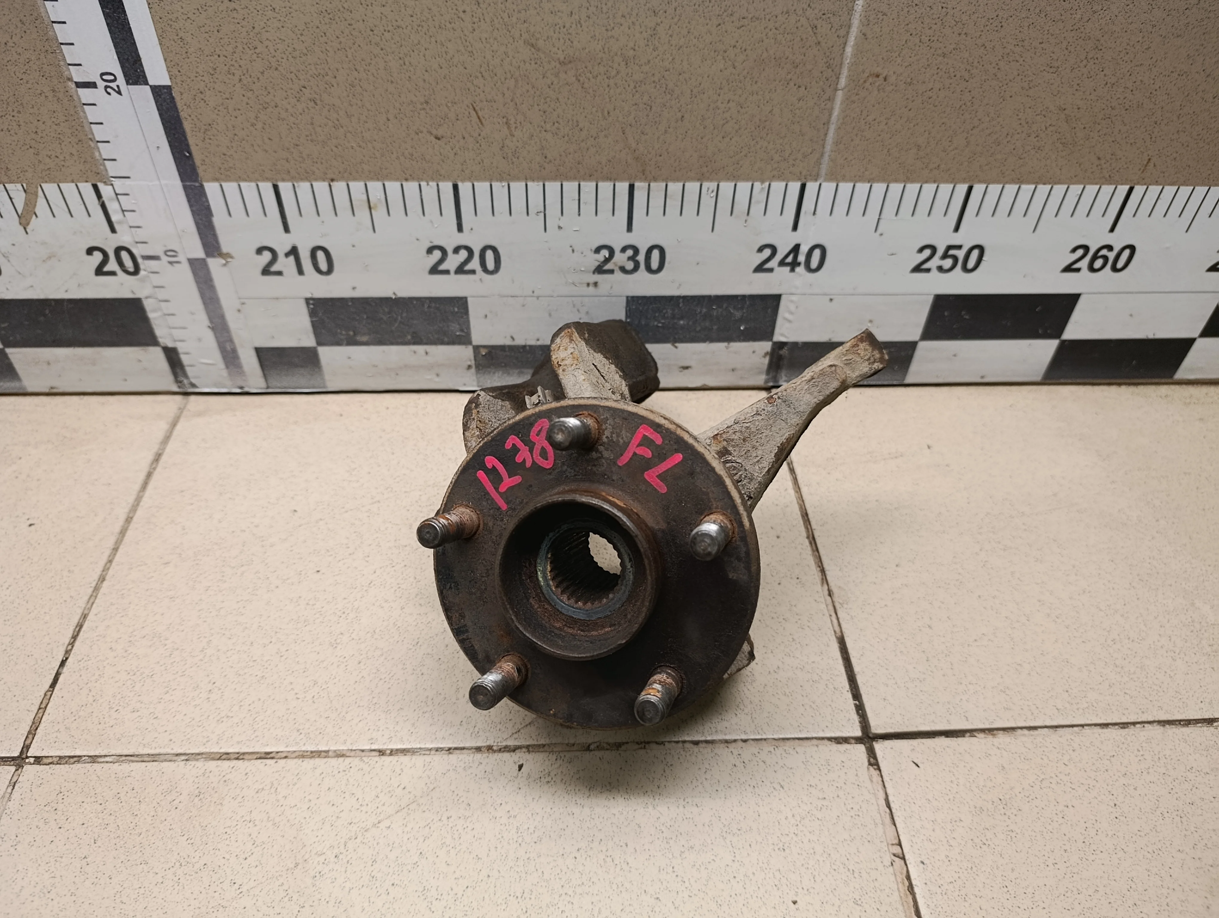 Кулак поворотный передний левый Mondeo III 2000-2007