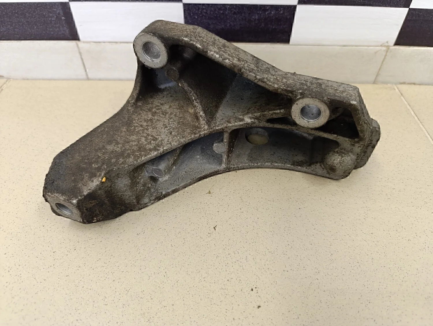 Кронштейн КПП левый A3 (8L1) 1996-2003