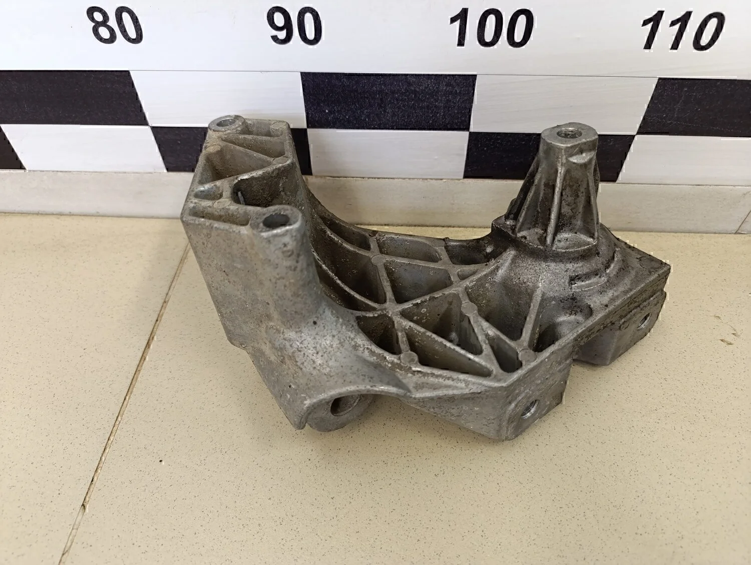 Кронштейн двигателя правый A3 (8L1) 1996-2003