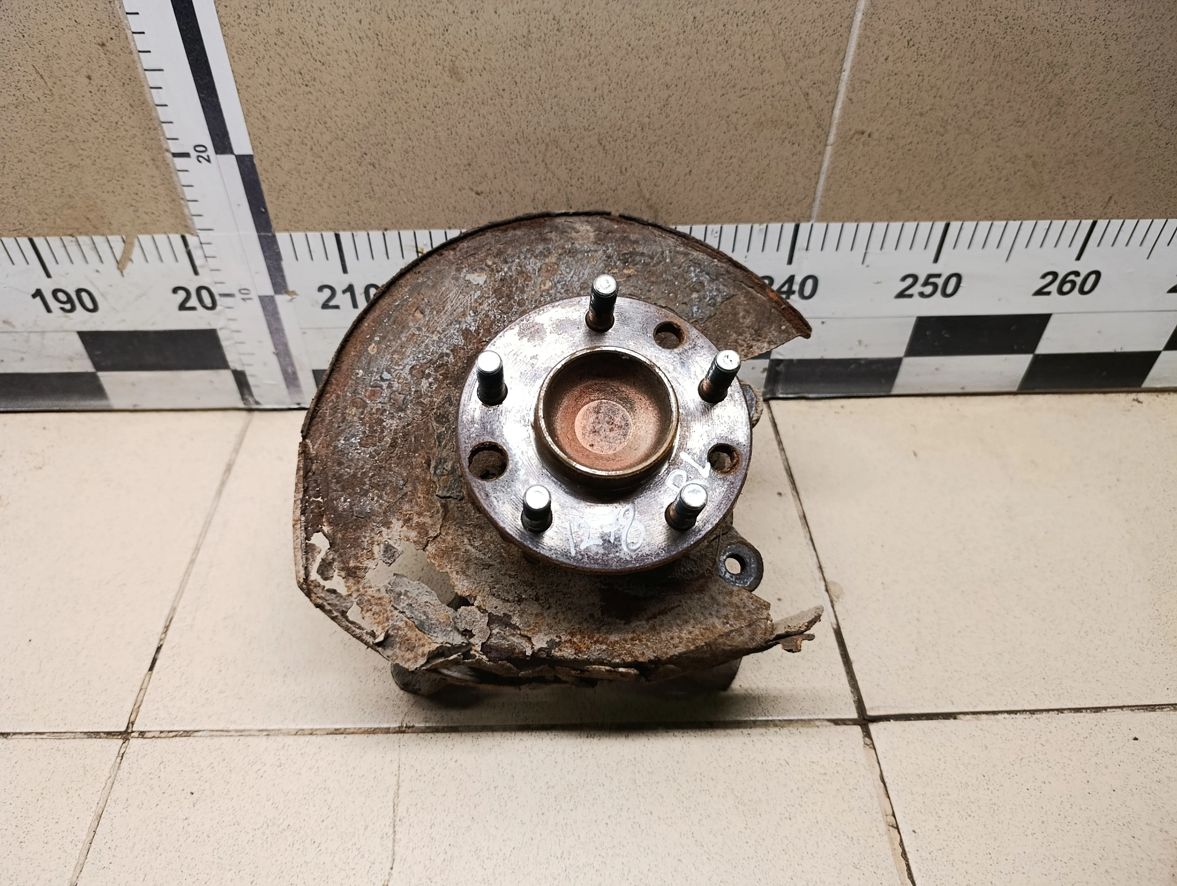 Кулак поворотный задний левый Mondeo III 2000-2007