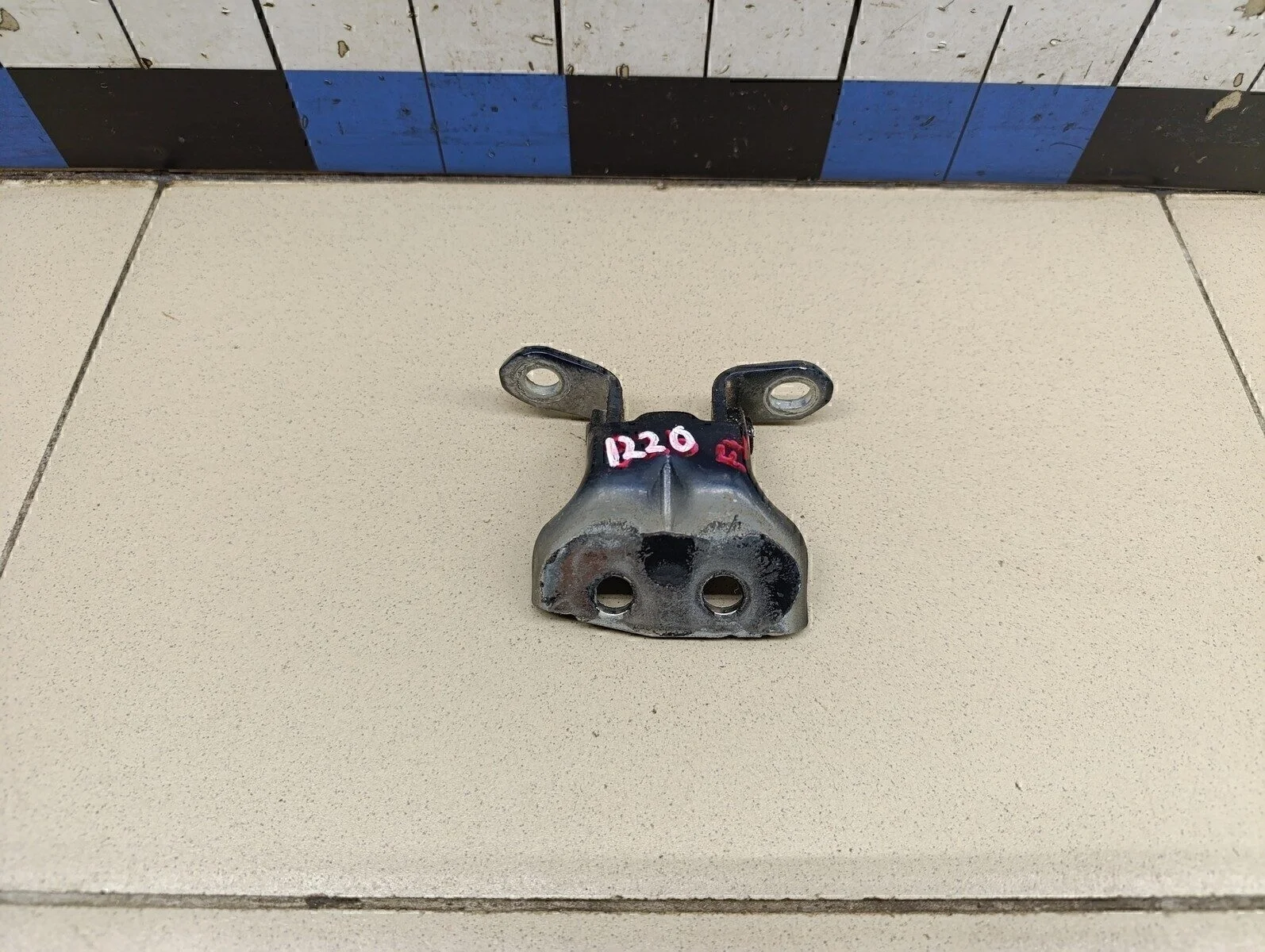 Петля двери передней левой нижняя Primera P12E 2002-2007