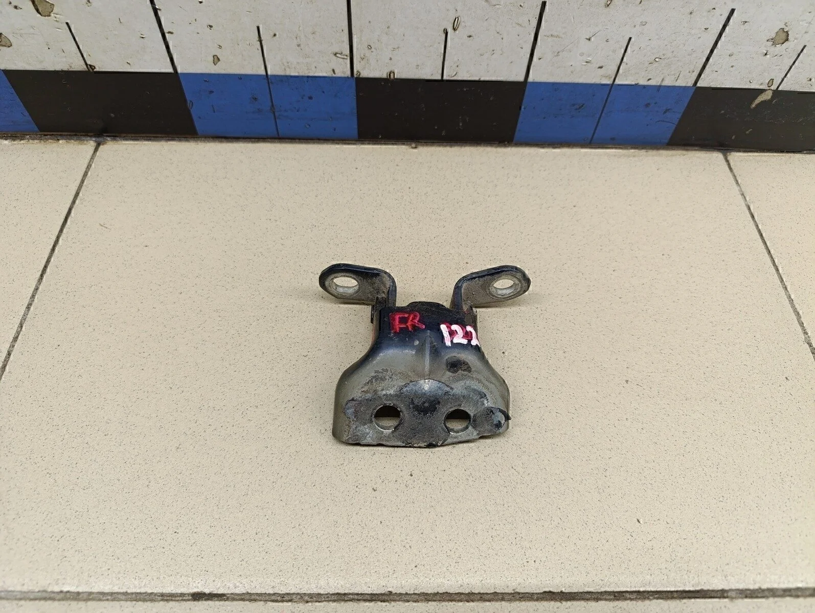 Петля двери передней правой нижняя Primera P12E 2002-2007