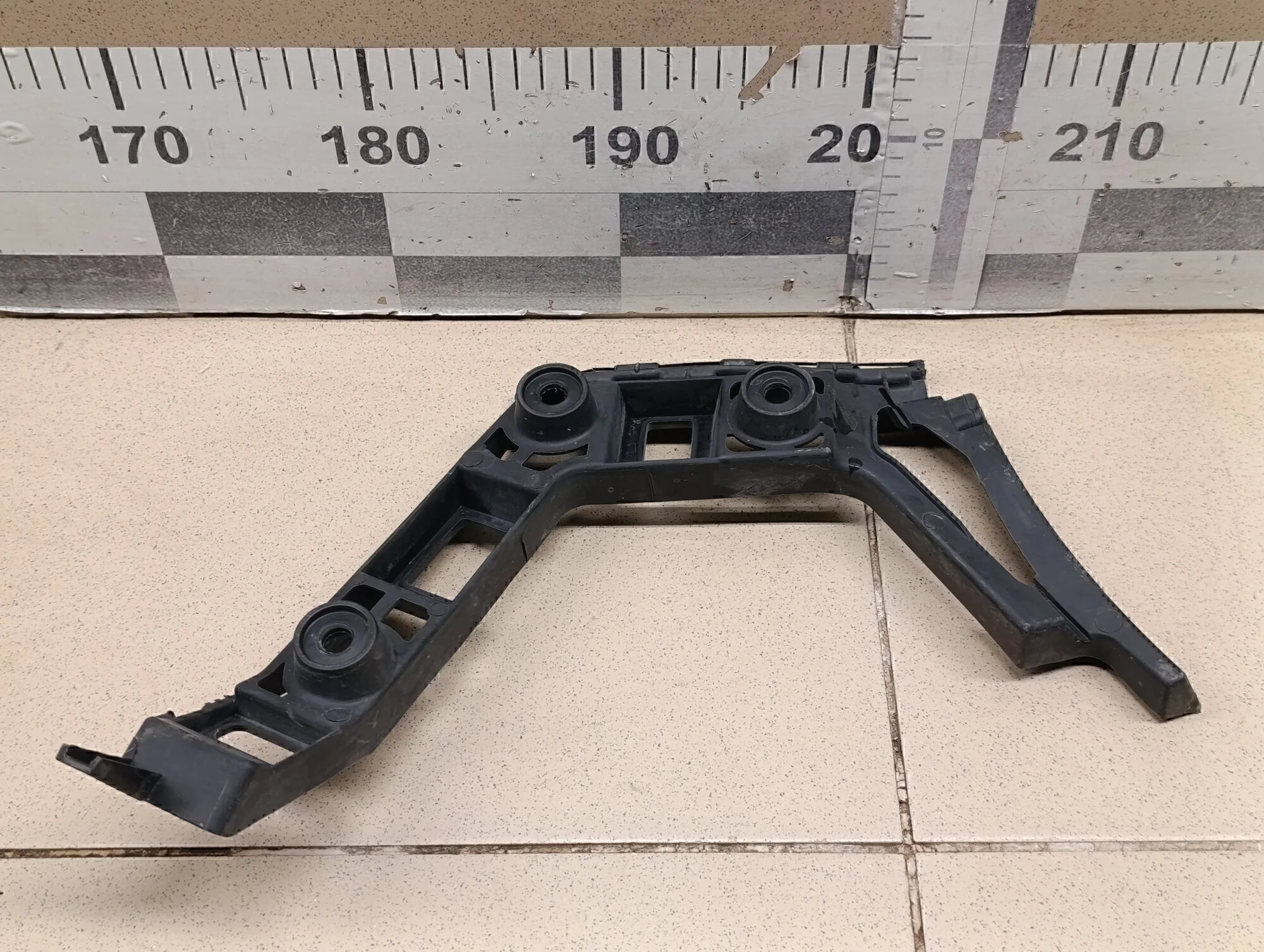 Кронштейн заднего бампера левый Golf VI 2009-2012