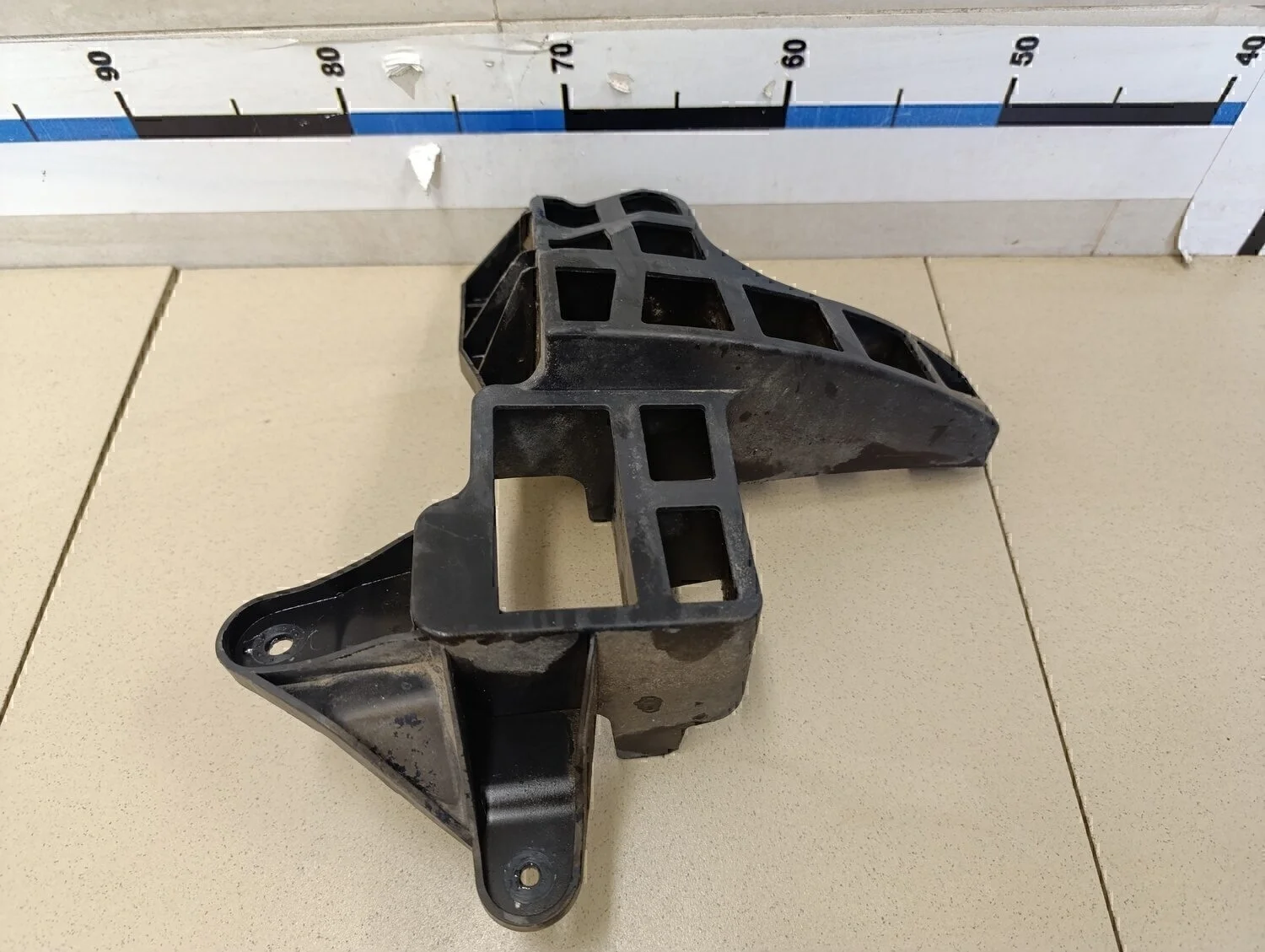 Направляющая заднего бампера правая Sandero 2009-2014