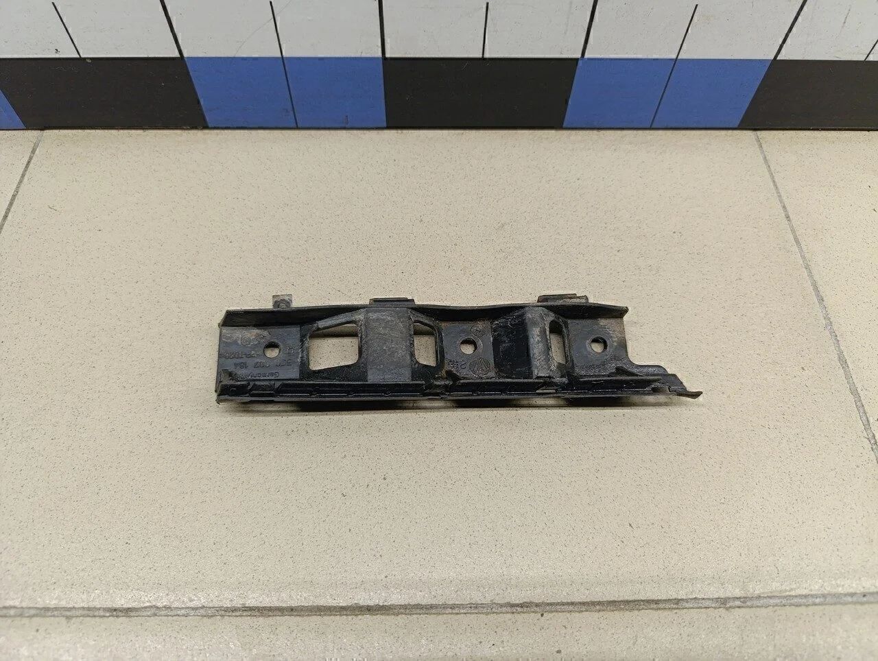 Направляющая переднего бампера правая Passat [B6] 2005-2010