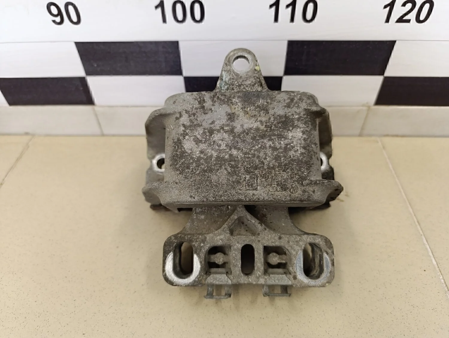 Опора КПП левая A3 (8L1) 1996-2003