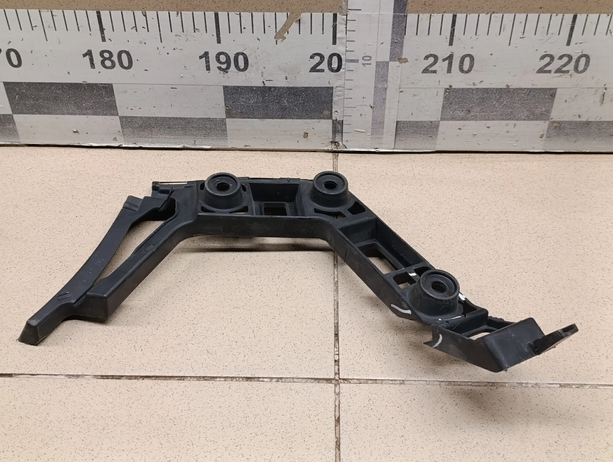 Кронштейн заднего бампера правый Golf VI 2009-2012